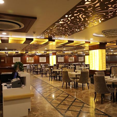 Hotel Tridev Varanasi Ngoại thất bức ảnh