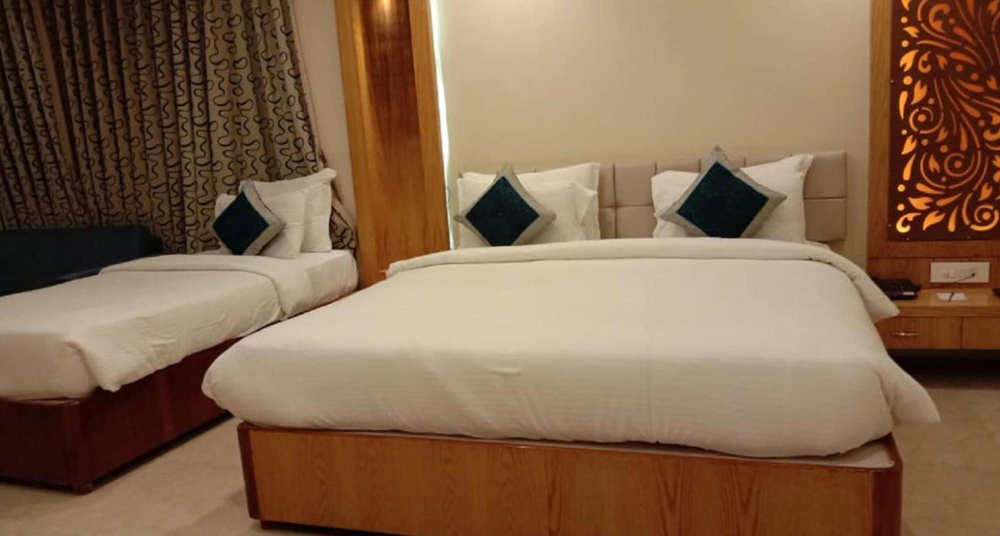 Hotel Tridev Varanasi Ngoại thất bức ảnh