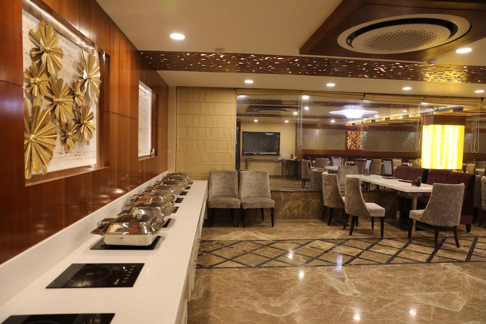 Hotel Tridev Varanasi Ngoại thất bức ảnh