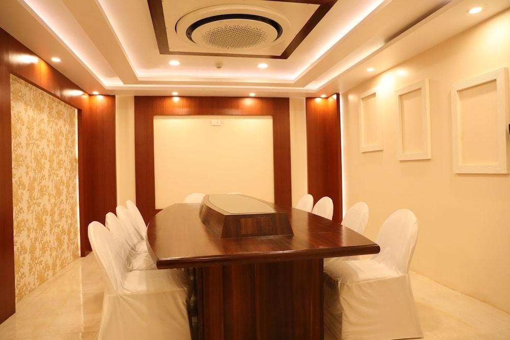 Hotel Tridev Varanasi Ngoại thất bức ảnh