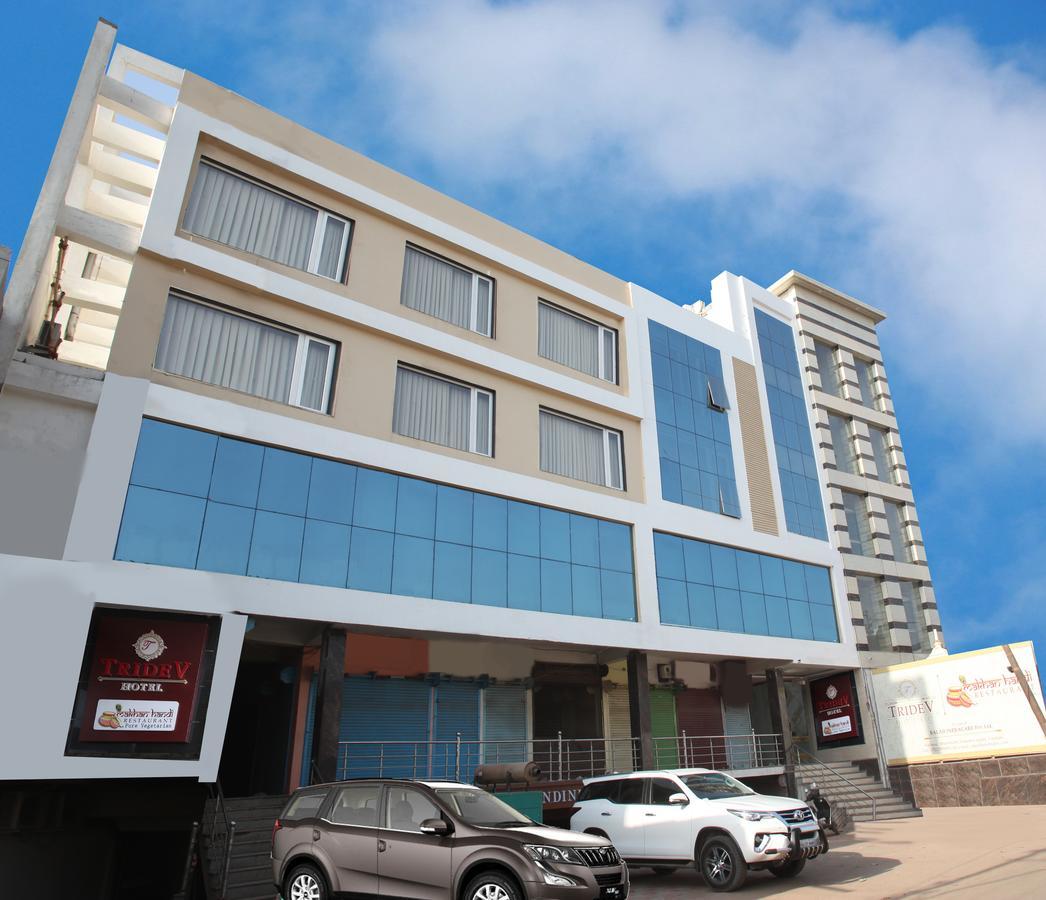 Hotel Tridev Varanasi Ngoại thất bức ảnh