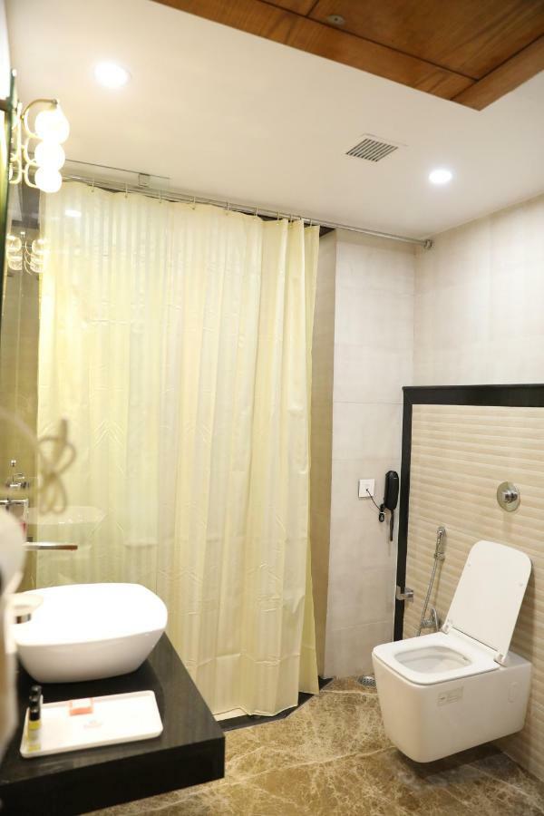 Hotel Tridev Varanasi Ngoại thất bức ảnh